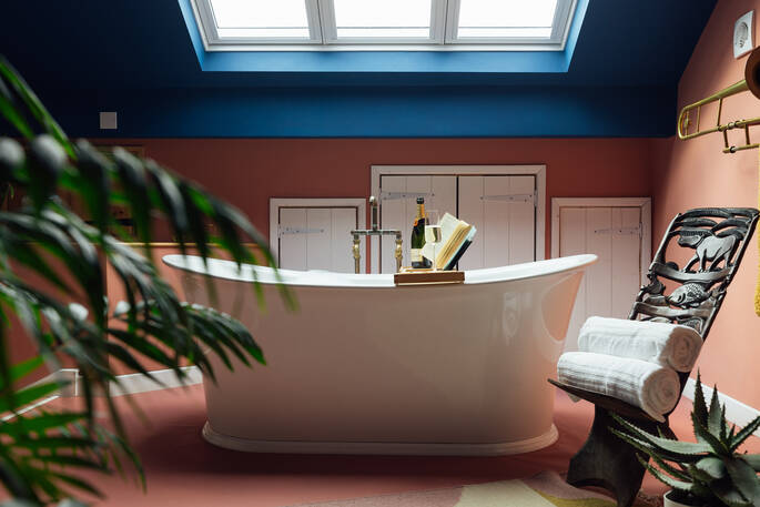 The Nook cabin, bath tub