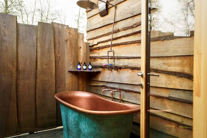 Willow Warbler Treehouse outdoor bath tub at Doune, Stirling, Scotland