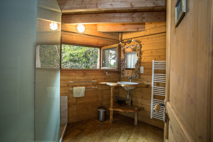 Bathroom with walk in shower at Gauthie Lakeside Treehouse, Dordogne, France