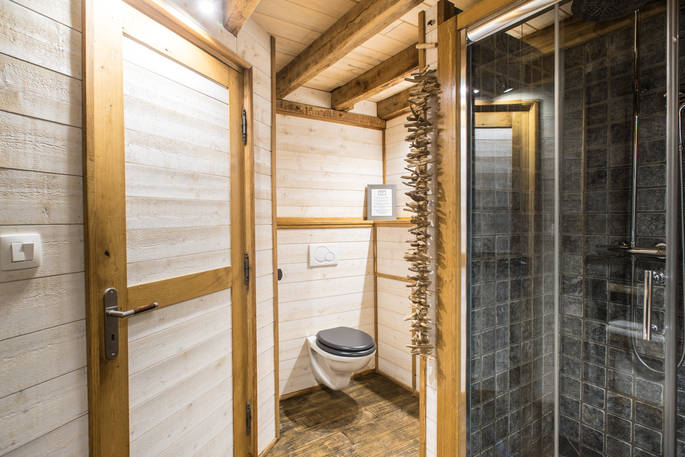 Bathroom at Hautefort Treehouse, Châteaux dans les Arbres, Dordogne, France