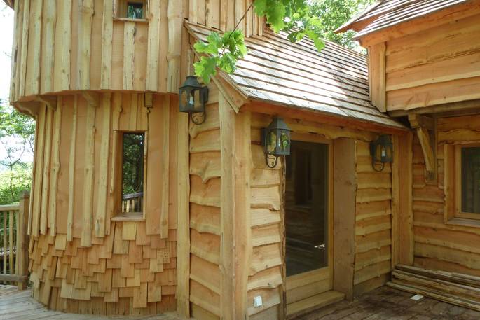 milandes dordogne france europe european glamping sunshine holidays cabin exterior treehouse rustic wooden walls