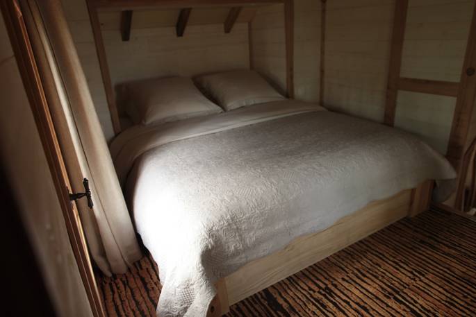 milandes dordogne france europe european glamping sunshine holidays cabin treehouse rustic romantic interior bedroom