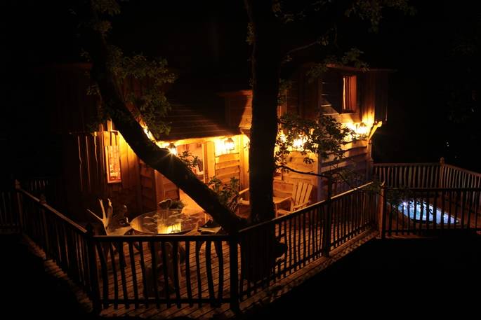 milandes dordogne france europe european glamping sunshine holidays cabin exterior treehouse balcony romantic night hot tub