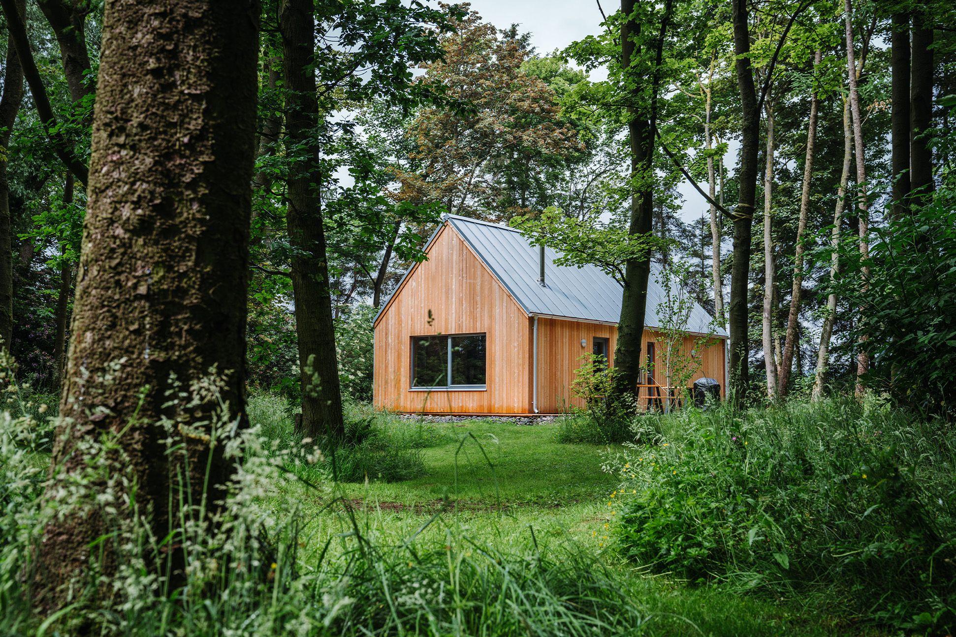 Large cabin surrounded with woodland 