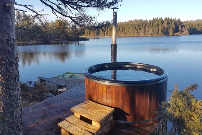 Wilderness Tower hot tub with view of the lake