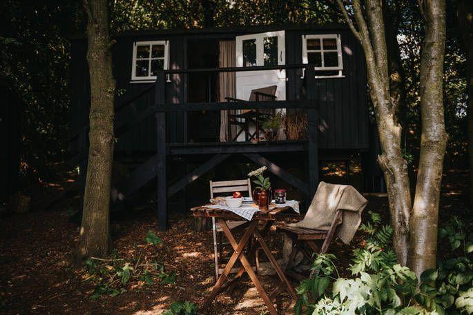 Cabin in woodland with outdoor seating 