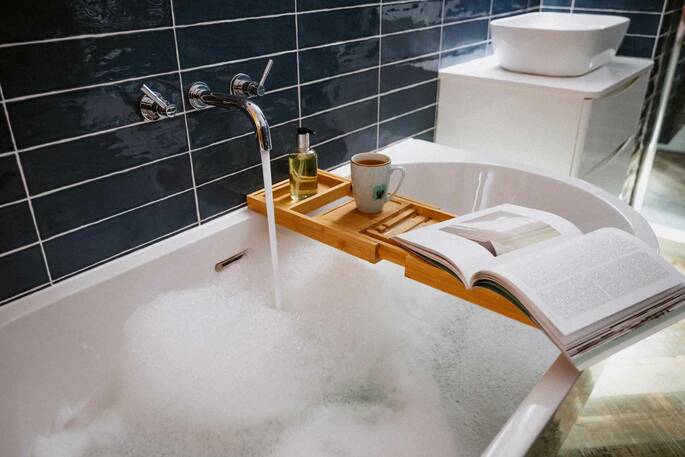 Free standing bath tub in the bath room