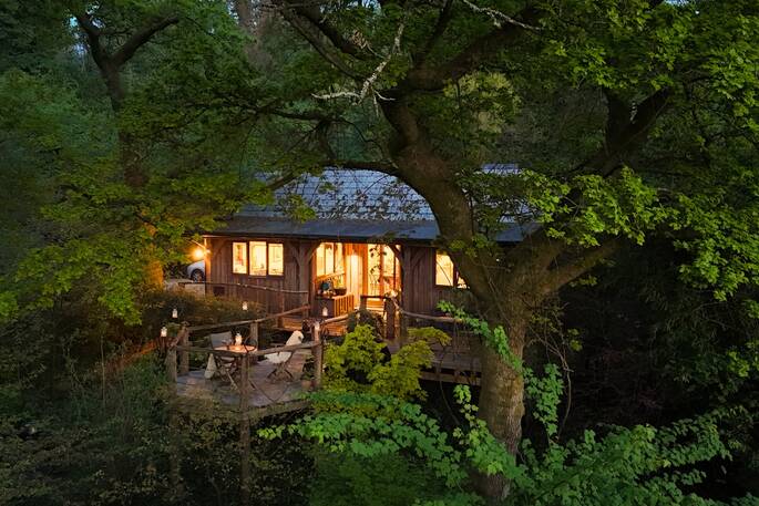 16 - The Oak House treehouse in the evening