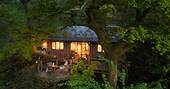16 - The Oak House treehouse in the evening