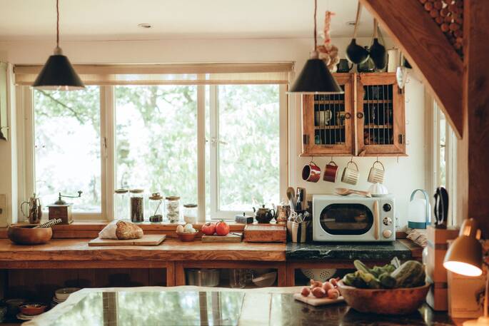 5 - kitchen equipped with a microwave and four-ring induction hob