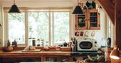 5 - kitchen equipped with a microwave and four-ring induction hob
