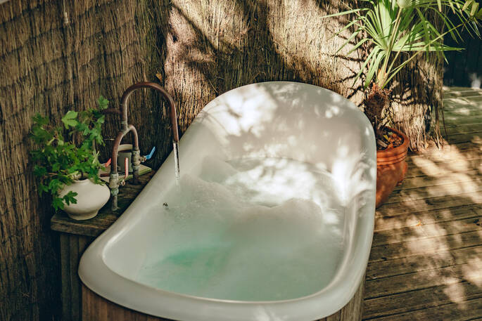 Bath tub