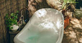 Bath tub