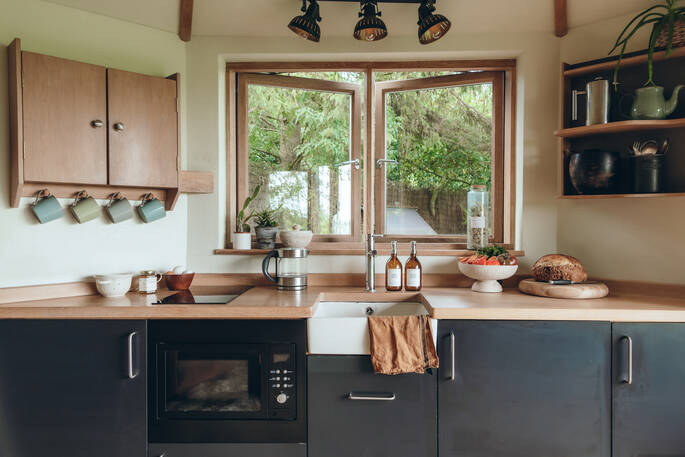 Kitchen equipped with an oven, two ring hob and undercounter fridge