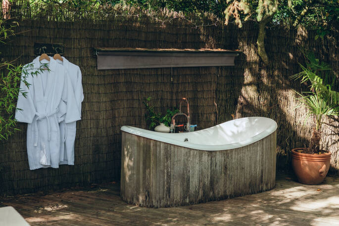 outdoor bath tub
