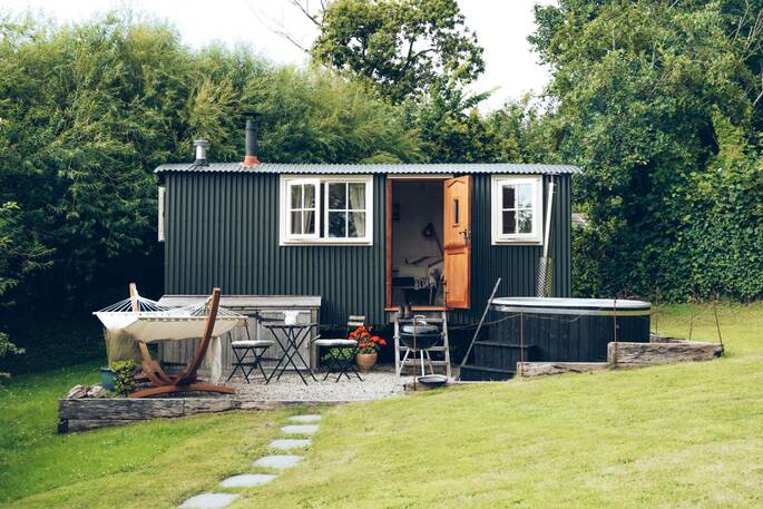 1 - Front exterior Meadow Hut