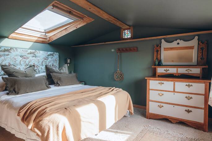 5 - king size bedroom