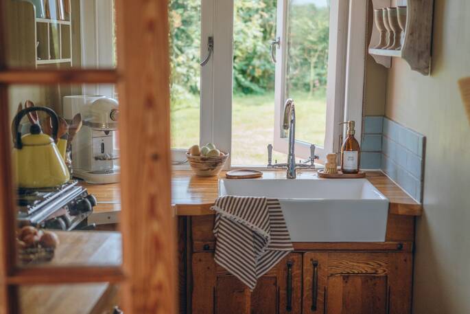 8 - Kitchen equipped with a dual-ring gas hob, kettle, and coffee machine