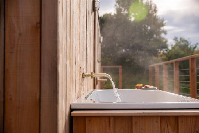 Outdoor bath tub