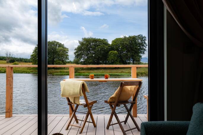 Outdoor dining on the deck