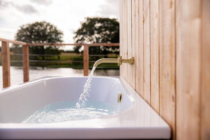 Outdoor bath tub