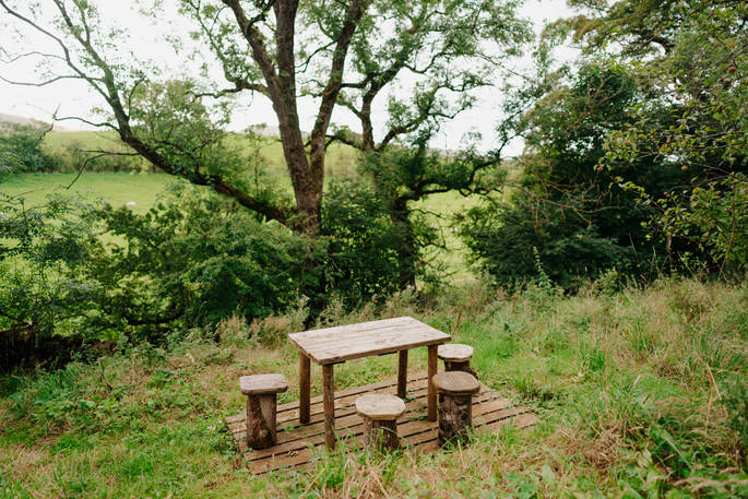 Bowber Head Roundhouse cabin picnic table, Kirkby Stephen, Cumbira