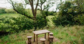 Bowber Head Roundhouse cabin picnic table, Kirkby Stephen, Cumbira