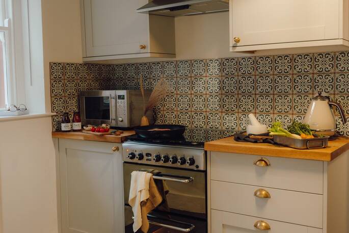 Kitchen equipped with an oven, microwave and electric hob