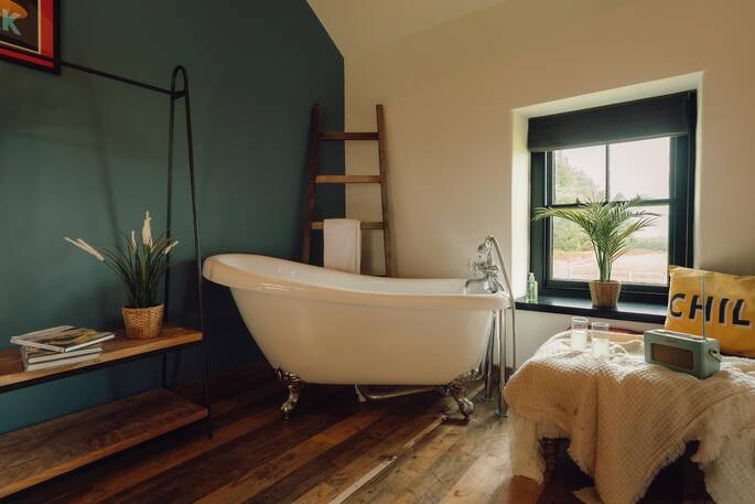 Bath tub in the bedroom