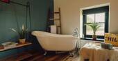 Bath tub in the bedroom
