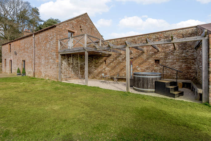 High Barn - hot tub, Edenhall Estate, Penrith, Cumbria