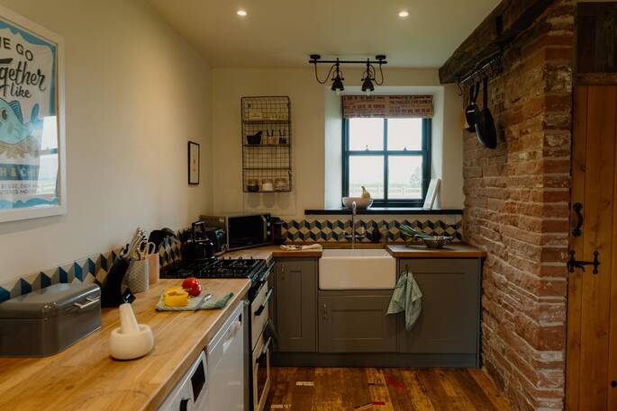 Kitchen equipped with an oven, microwave, electric hob
