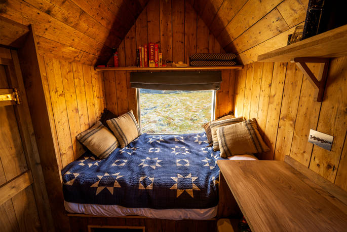 Hinterlandes Hidden Hut cabin double bed, Lake District, Lorton, Cumbria