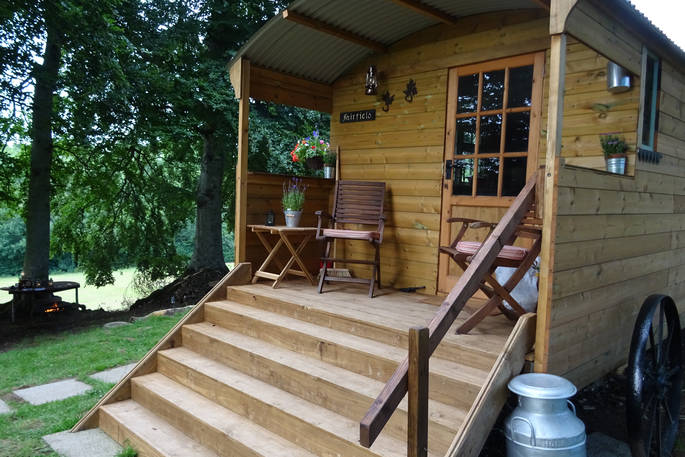 Close up exterior view of Fairfield Shepherd's Hut at Acorn Farm in Cornwall