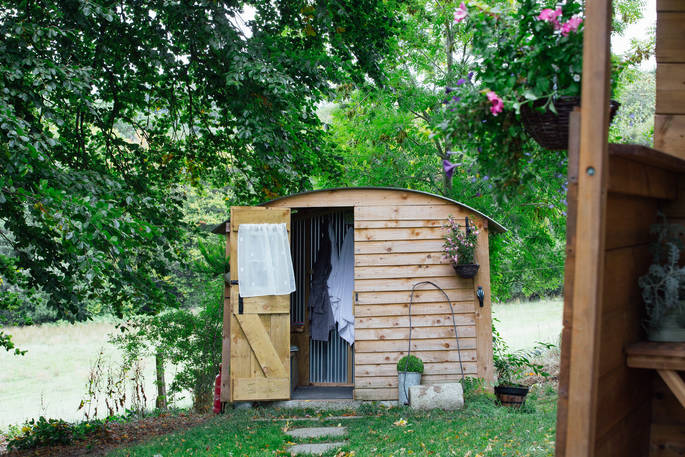 Fairfield shepherd's hut at Acorn Farm, surrounded by lush green Devon countryside