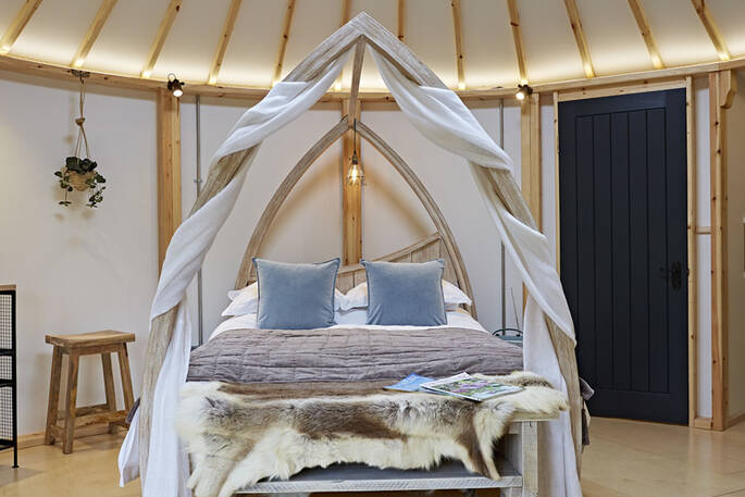 Roundhouse four poster bed