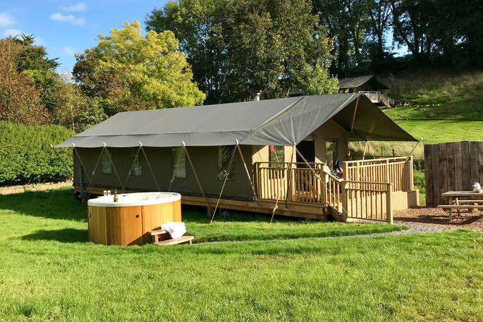 Exterior view of Yealm safari tent and hot tub at Brownscombe in Devon