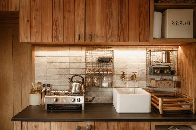 Kitchenette equipped with a douuble gas hob and undercounter fridge