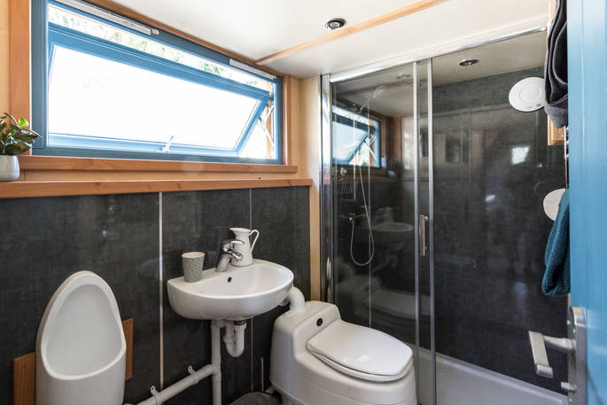 Carpenter Cabin bathroom