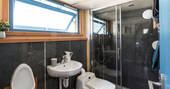 Carpenter Cabin bathroom
