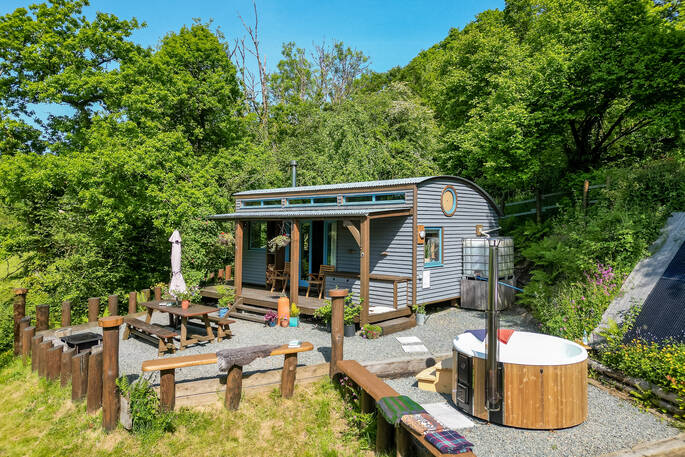 Carpenter Cabin exterior with hot tub and picnic table, Germansweek, Devon, England