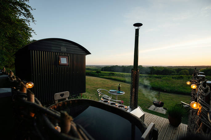 Elsie May shepherd's hut afternoon BBQ and hot tub with view, Torrington, Devon
