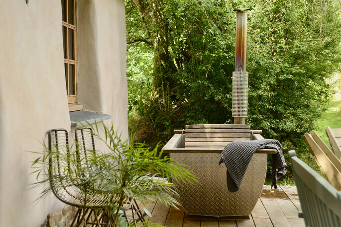 Great Burrow Cottage wood fired hot tub