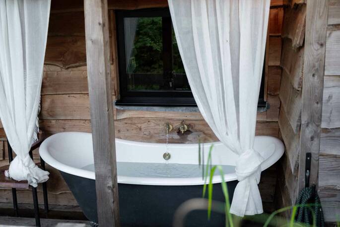 Outdoor bath tub