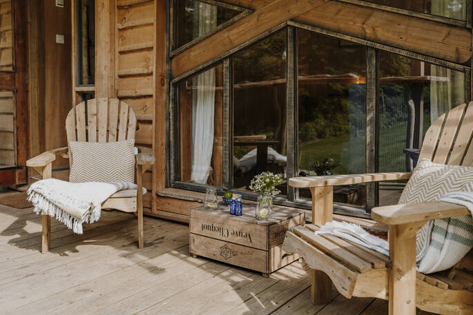 Hill's Cross Hide cabin balcony, Honiton, Devon, England