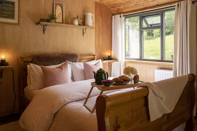 Hill's Cross Hide cabin bed, Honiton, Devon, England