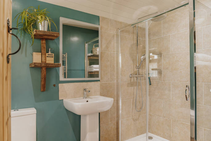 Hill's Cross Hide cabin shower room, Honiton, Devon, England