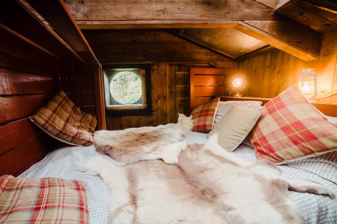 humble bee cosy cabin oakhampton devon england uk glamping romantic holiday king-size bed