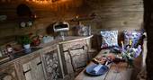 Little Poro shepherds hut - cosy outdoor kitchen with pizza oven, South Molton, Devon