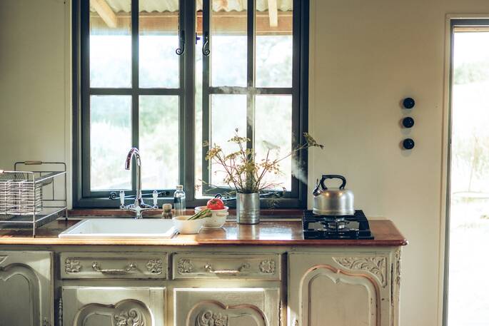 11 - Kitchen equipped with a double gas stove, sink and undercounter fridge